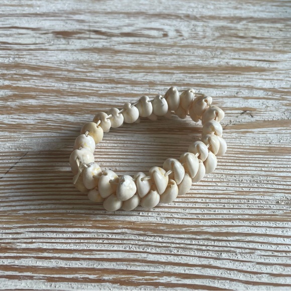 Beachy Conch Shell Bracelet - Picture 2 of 2